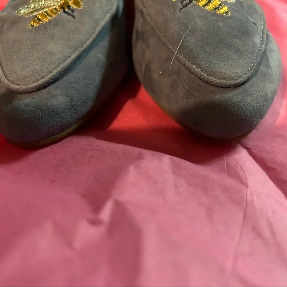 Talbots Women’s size 6.6 Light Blue Suede Loafers with Bee Design never worn - Picture 2 of 11